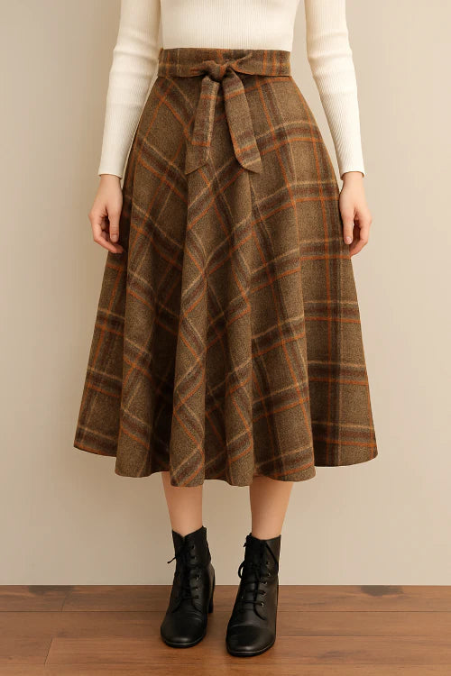 Femme portant une jupe vintage longue à motifs, ambiance rétro élégante.