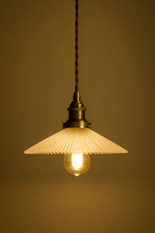 Suspension vintage en verre nervuré suspendue, éclairant chaleureusement un intérieur rétro