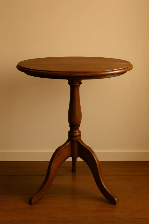 Petite table vintage ronde en bois massif, style rétro authentique, photographiée dans une ambiance chaleureuse et épurée