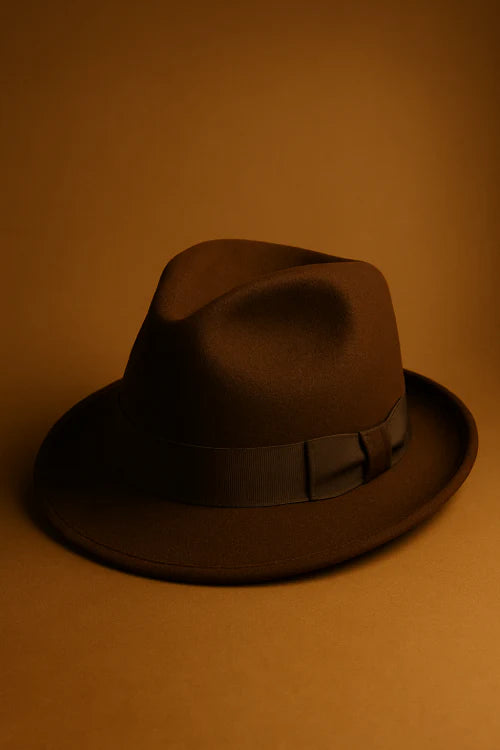 Chapeau vintage marron en feutre posé sur fond rétro, style élégant et intemporel