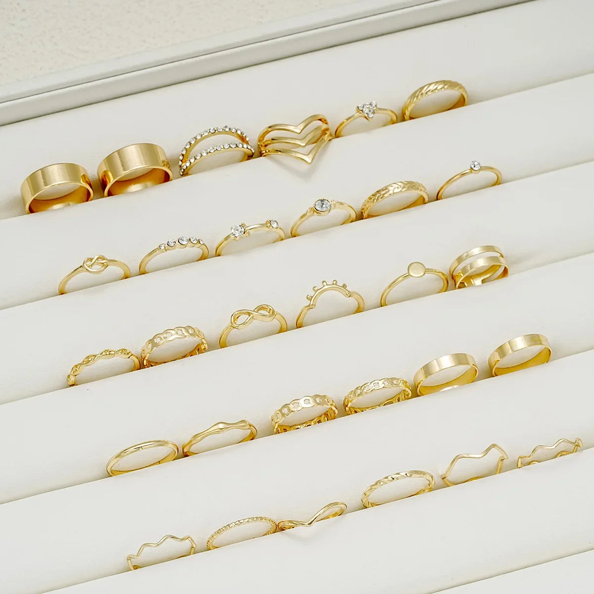 Bague vintage dorée exposition