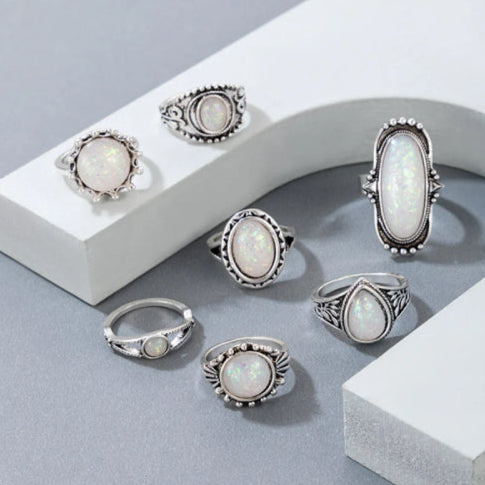 Bague vintage pierre blanche fond gris