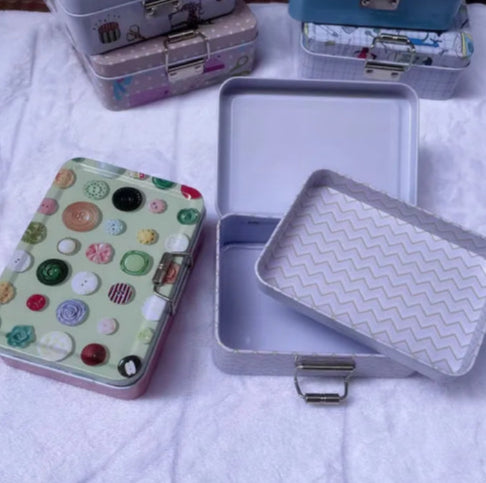 Boite en métal vintage couture boutons