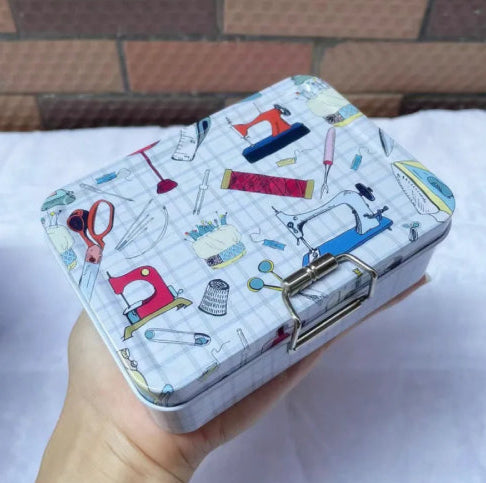 Boite en métal vintage couture fond blanc