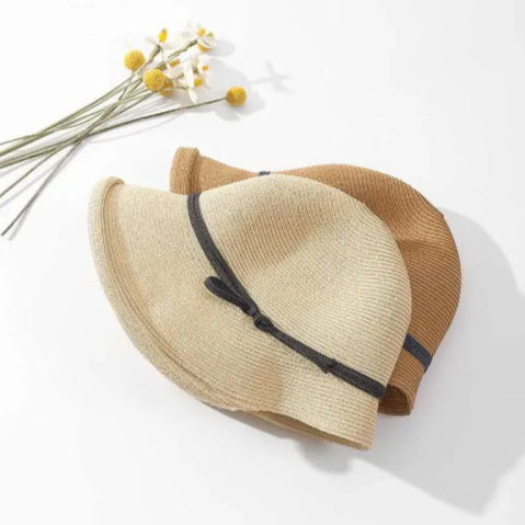 Bonnet de paille vintage beige fond blanc