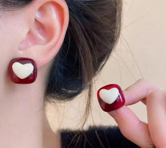 Boucle d’oreilles vintage coeur sur femme