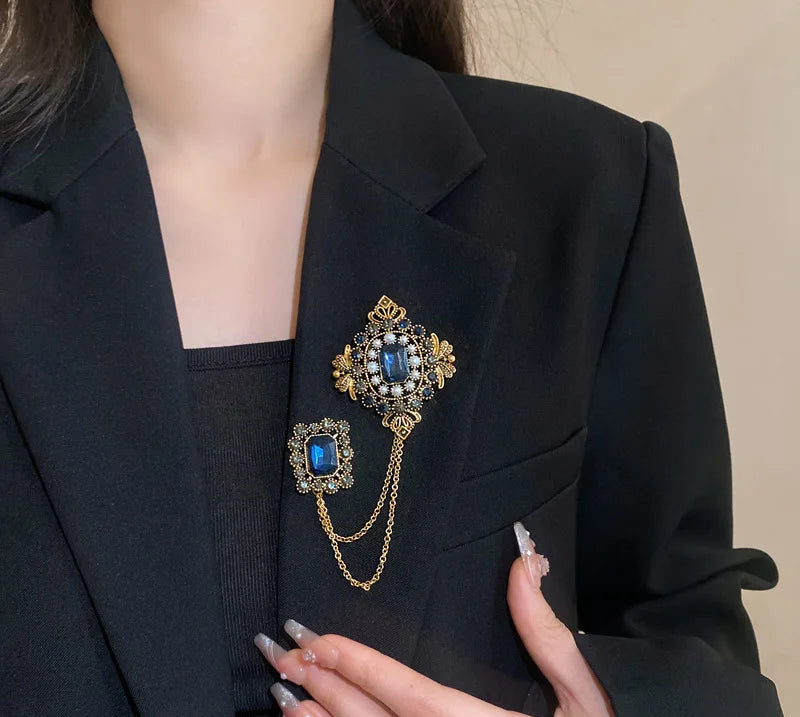 Broche vintage sur veste