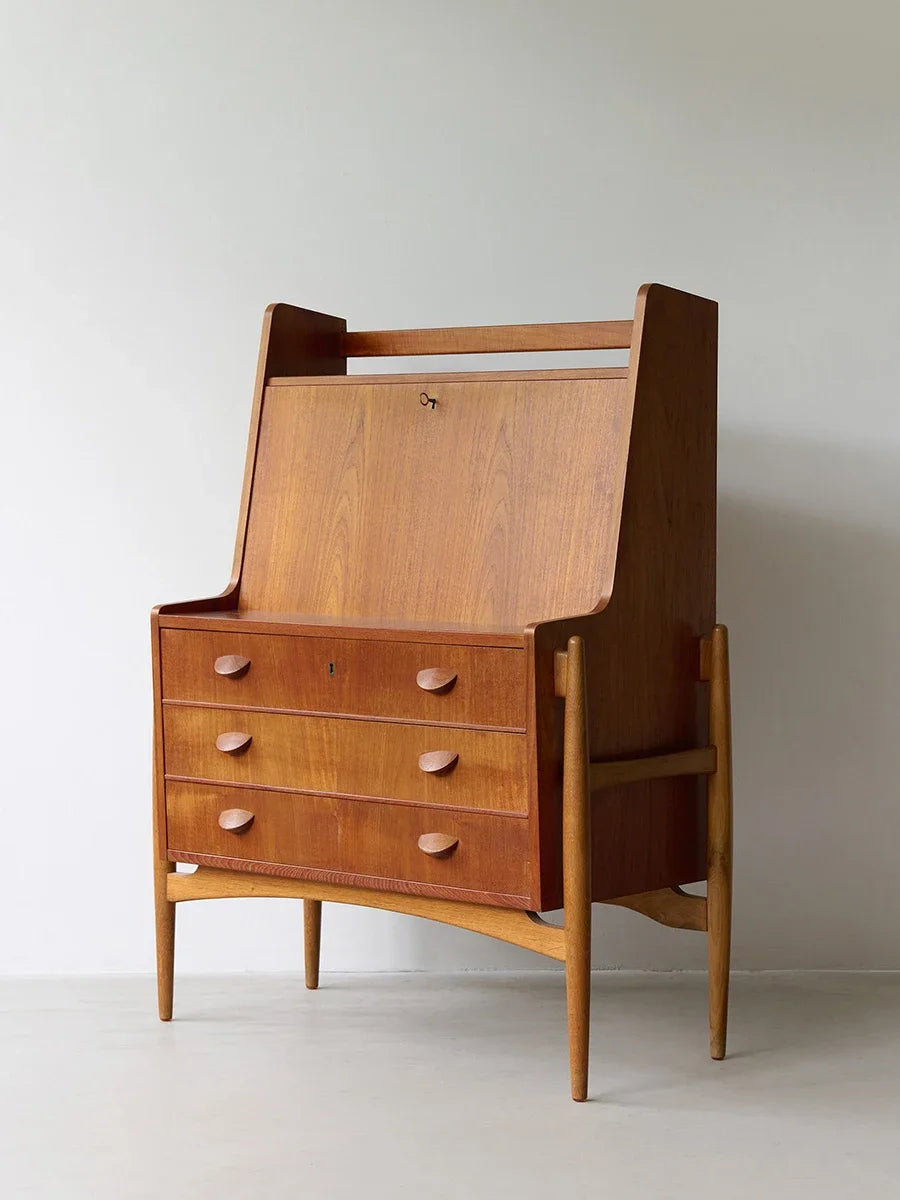 Bureau secrétaire vintage fond blanc