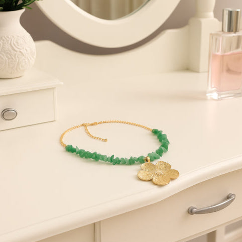 Chaine bohème pierre concassées sur table