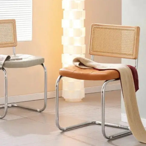 Chaise cannage vintage livre