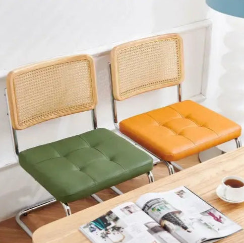 Chaise cannage vintage livre vert