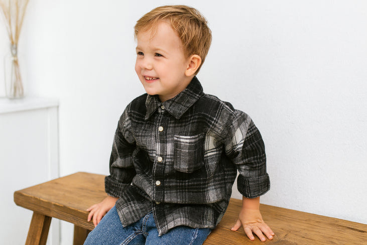 Chemise à carreaux vintage garçon tabouret