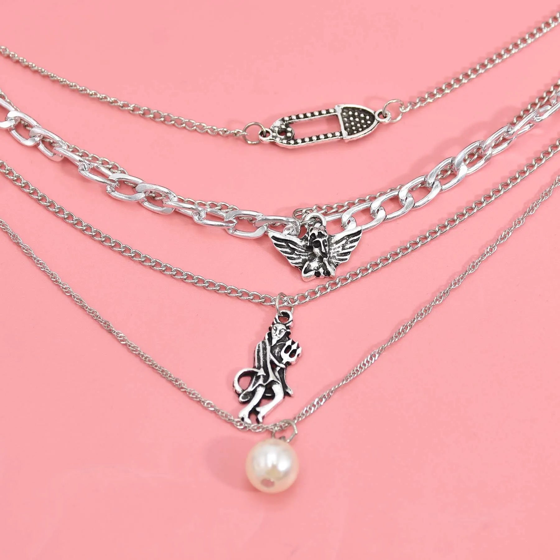 Collier vintage ange et démon fond rose