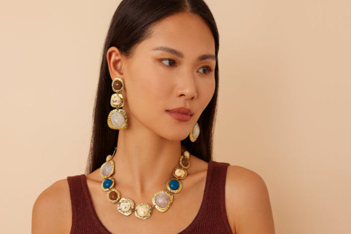 Collier vintage en résine boucles