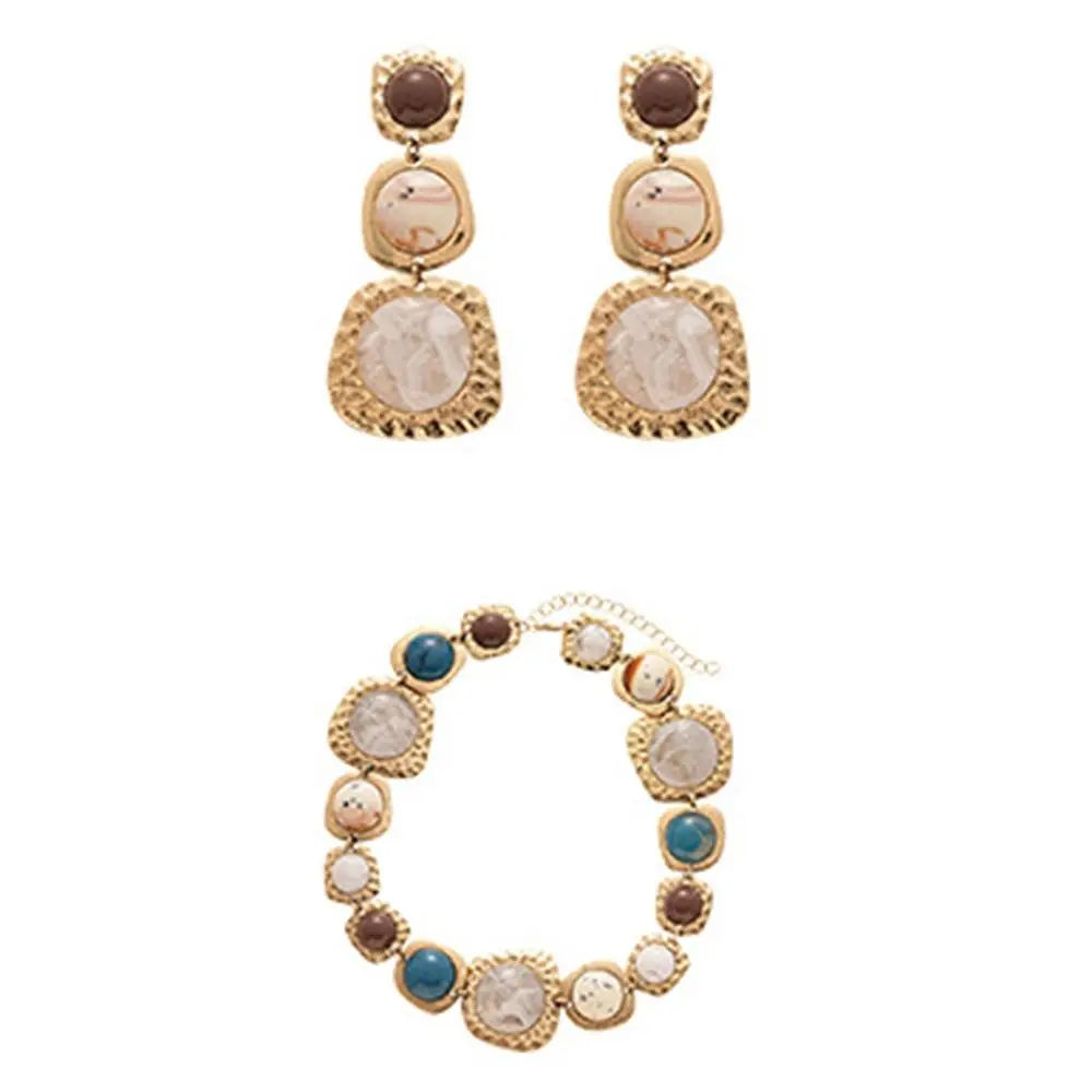 Collier vintage en résine fond blanc