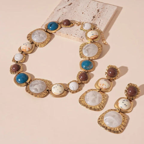 Collier vintage en résine fond rose