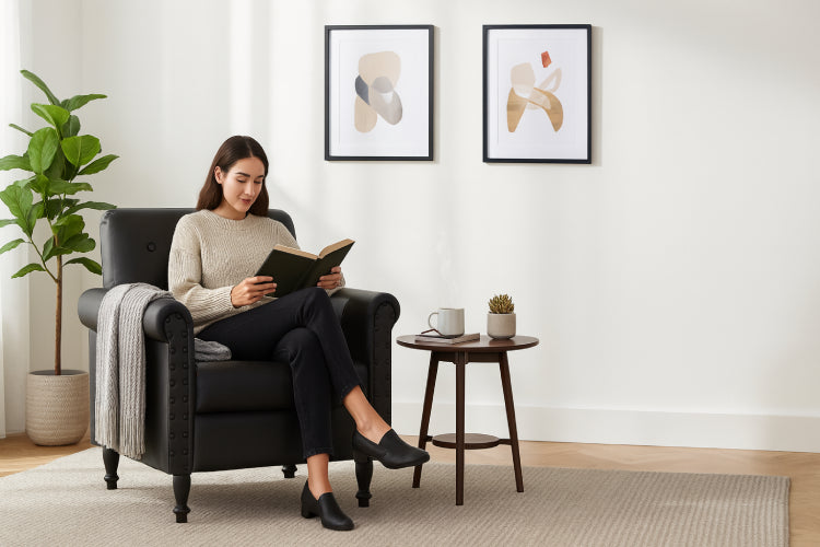 Fauteuil en cuir vintage lisant