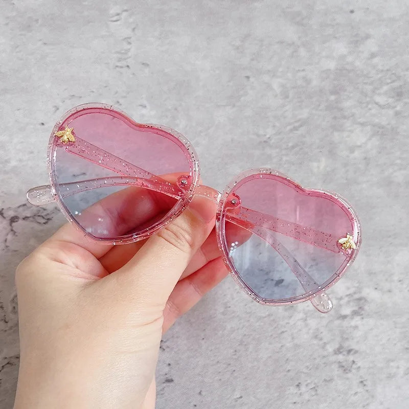 Lunettes en coeur vintage fond mur