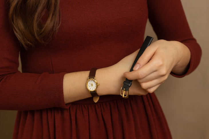 Montre bracelet cuir femme vintage robe rouge