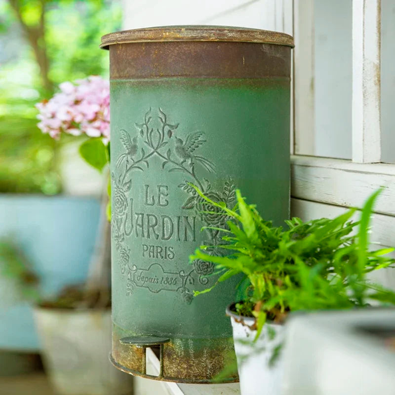 Poubelle vintage cuisine dehors