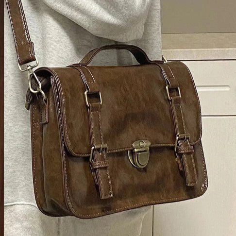 Sac de cours vintage marron porté