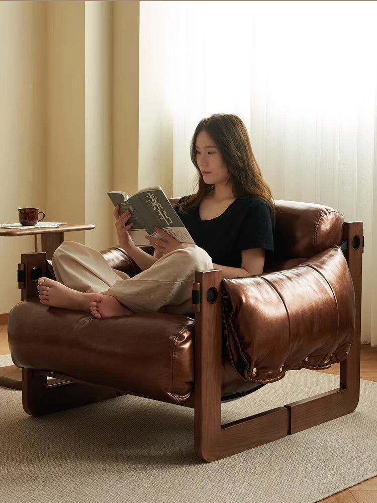 Sofa en cuir de luxe vintage en lisant