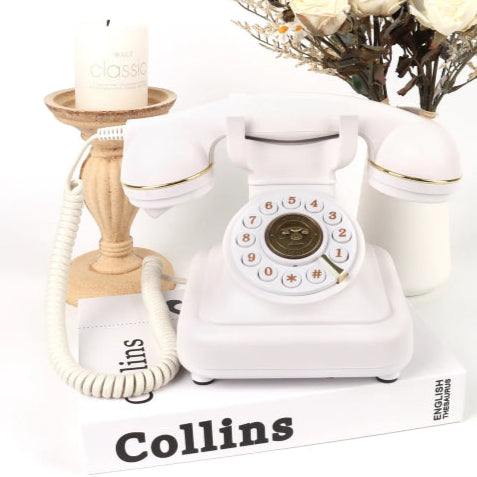 Téléphone antique vintage blanc sur livre