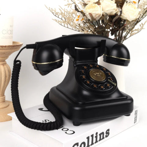 Téléphone antique vintage sur livre