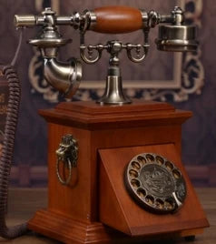 Téléphone vintage en bois clair