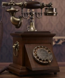 Téléphone vintage en bois foncé