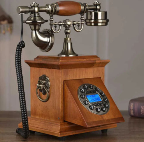 Téléphone vintage en bois sur table