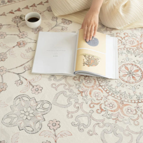 Tapis gris vintage lisant