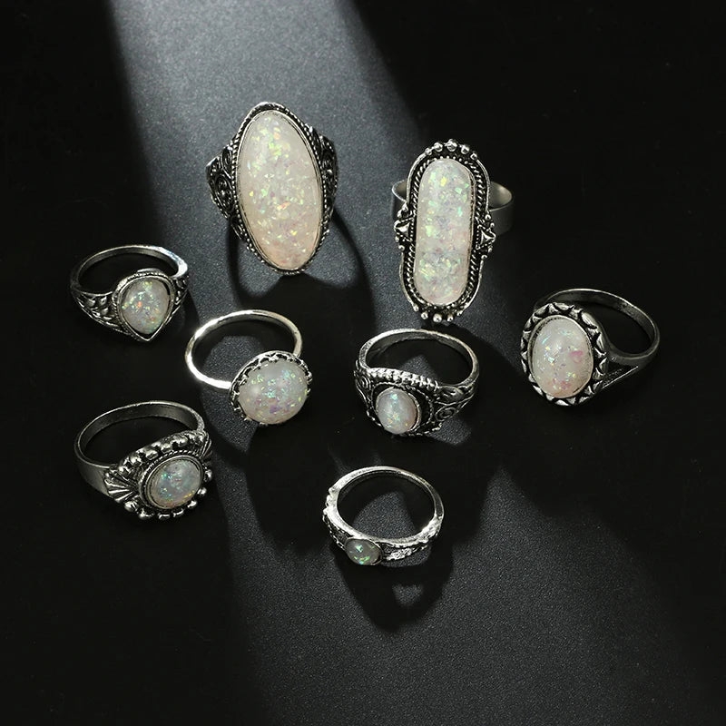 Bague vintage pierre blanche fond noir