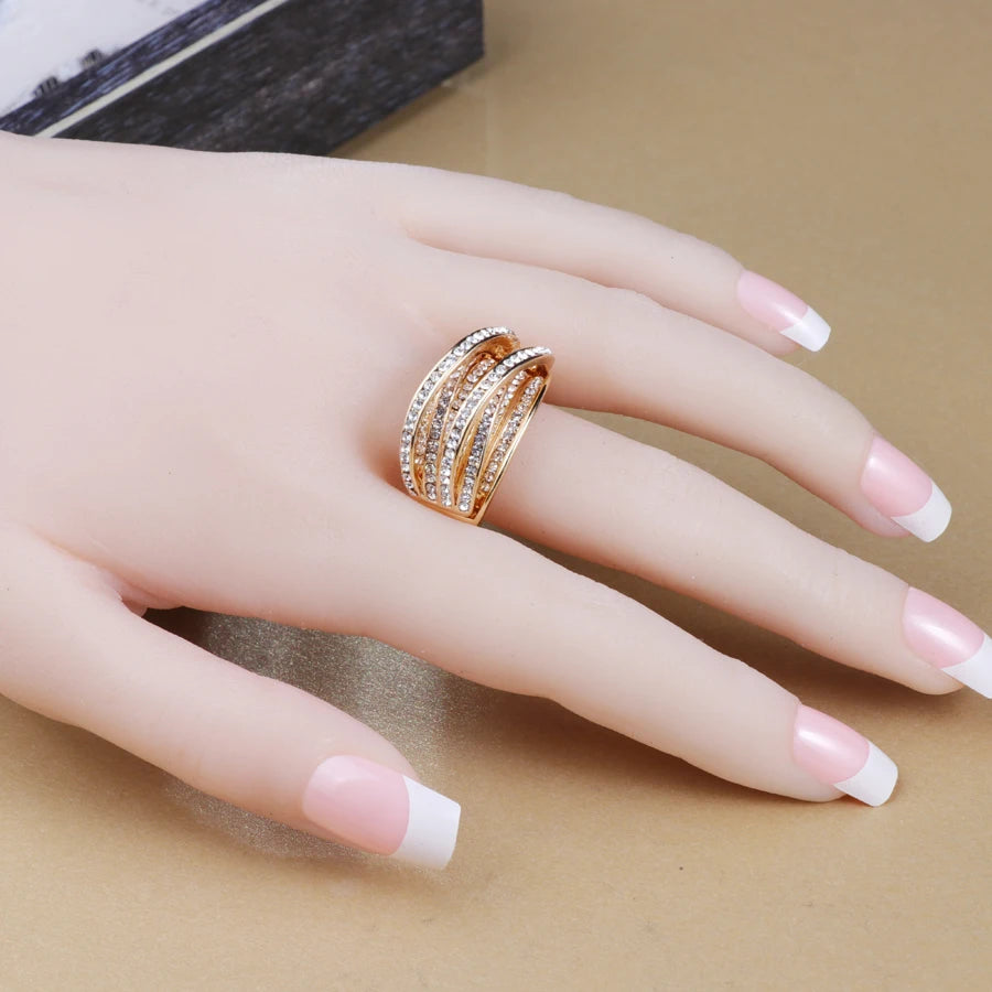Bague vintage strass sur doigt