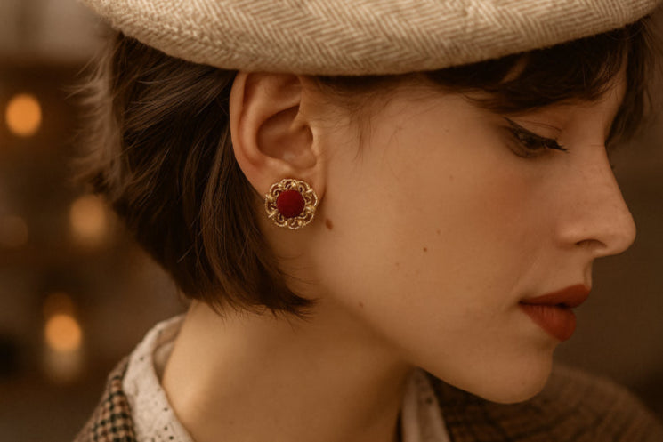 Boucle d’oreilles vintage sur femme 