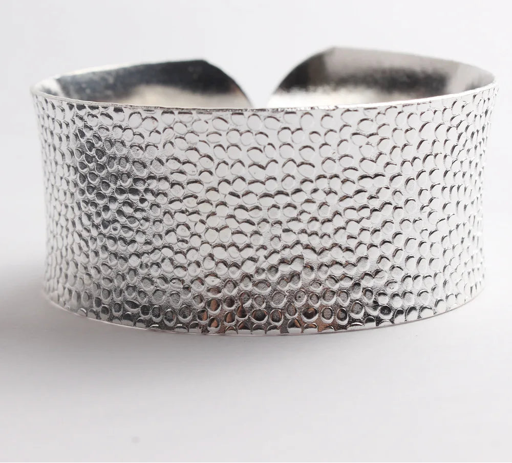 Bracelet manchette tibétain vintage  motif fond blanc 