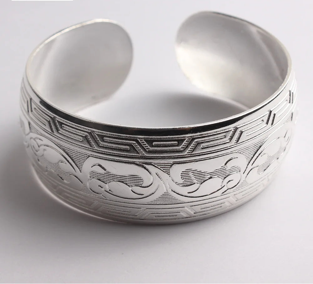 Bracelet manchette tibétain vintage   pour femme fond blanc 