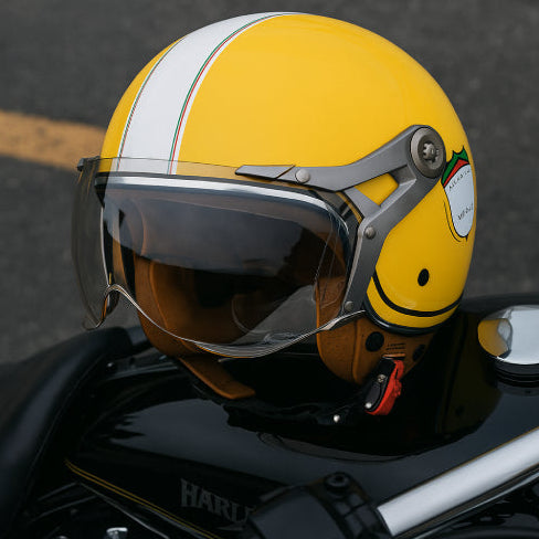 Casque moto vintage jaune sur moto