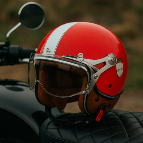 Casque moto vintage rouge sur moto