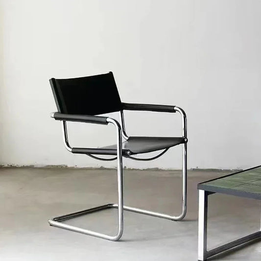 Chaise industriel salon vintage fond blanc