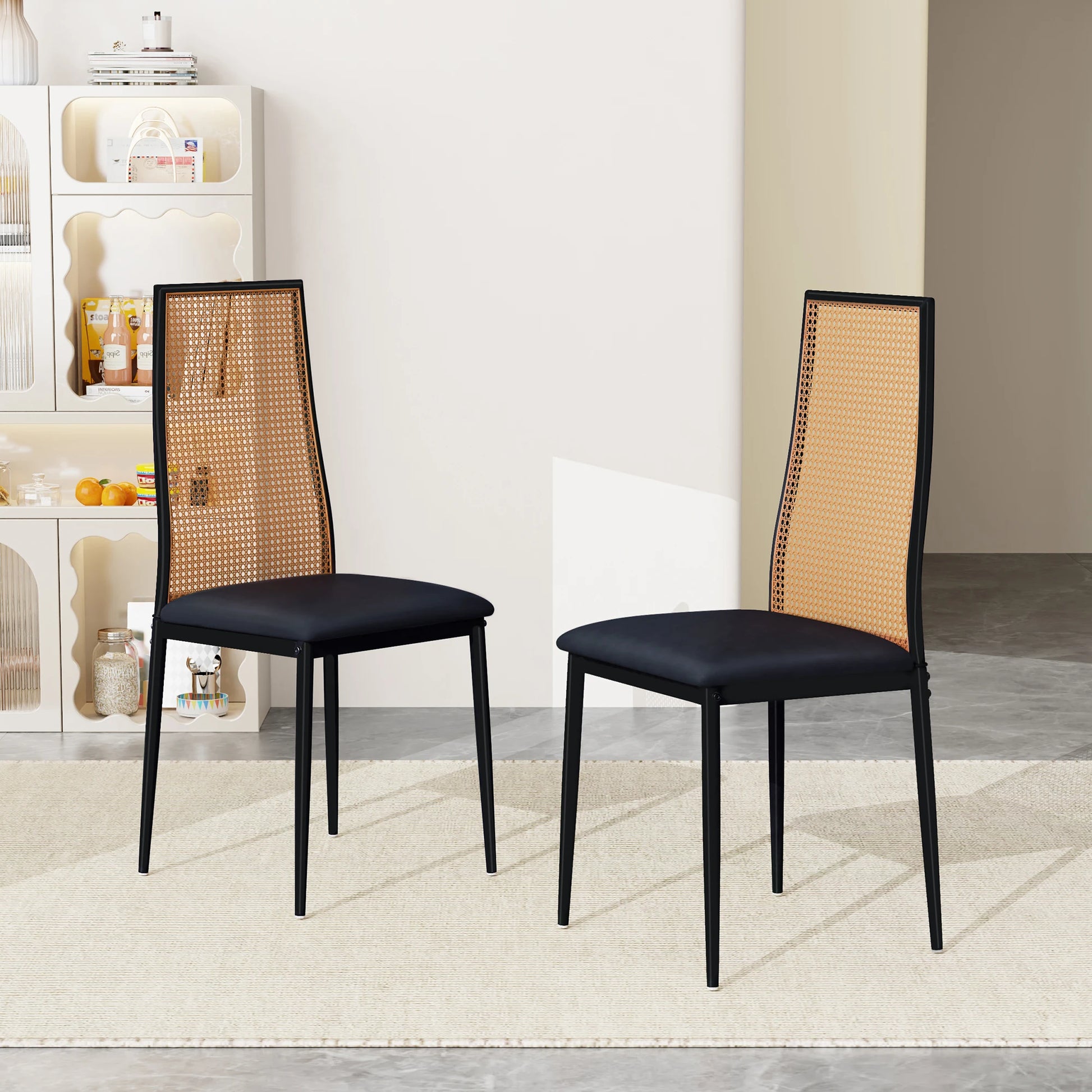 Chaise vintage noir rotin tapis