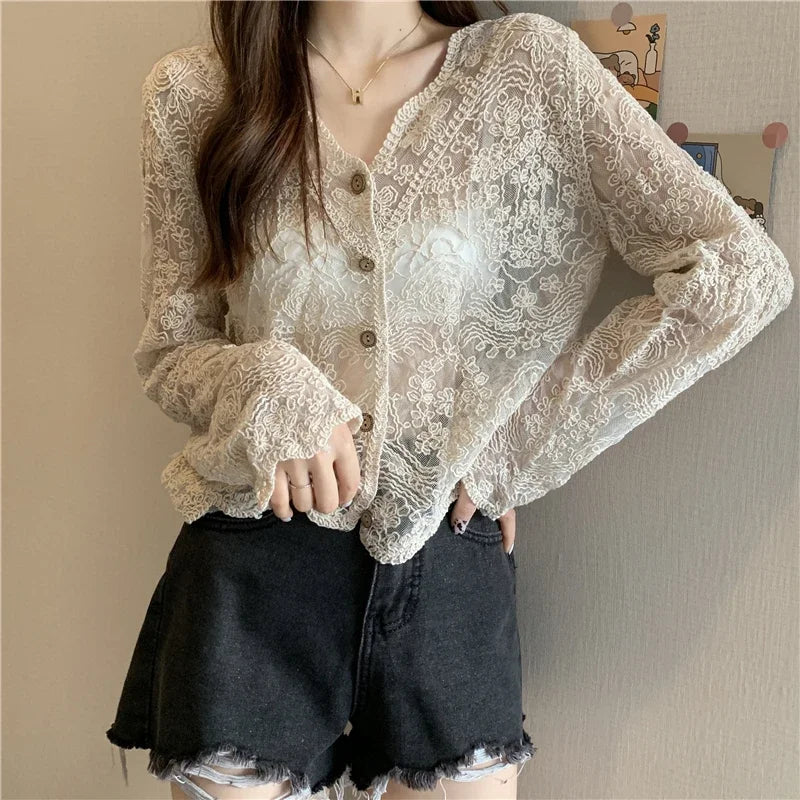 Chemise en dentelle vintage fond blanc