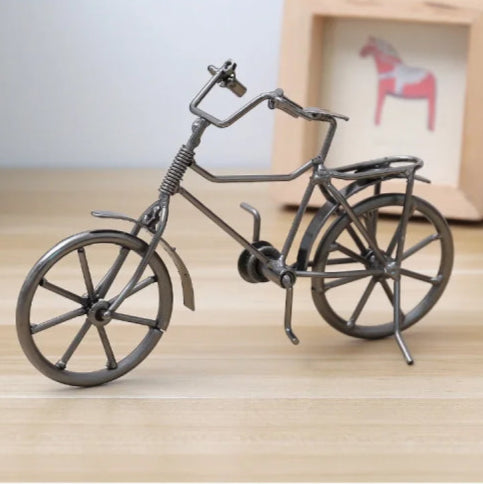 Figurine cycliste vintage  fond beige