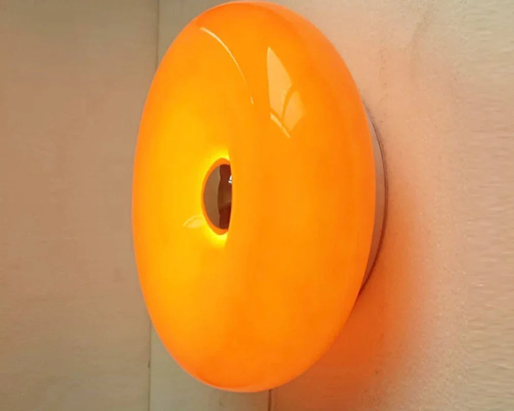 Lampe vintage orange contre mur