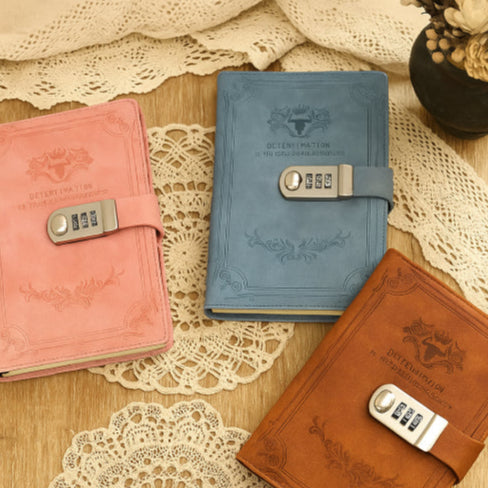 Livre de luxe vintage sur la nappe 