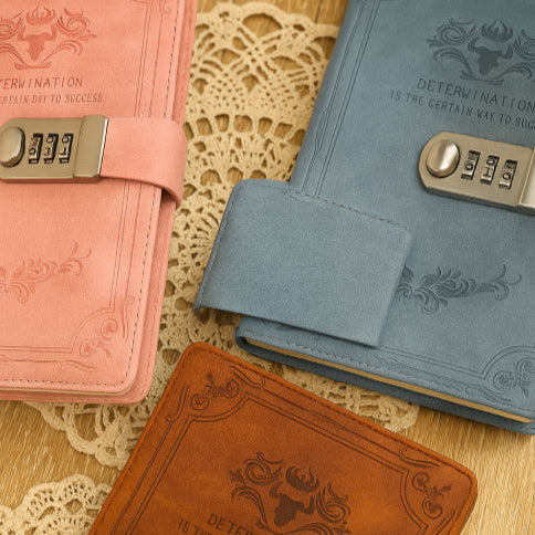 Livre de luxe vintage sur la nappe couleurs