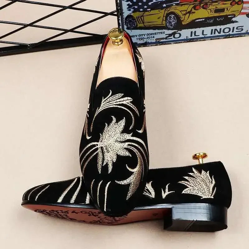 Mocassin homme vintage brodés fond mur