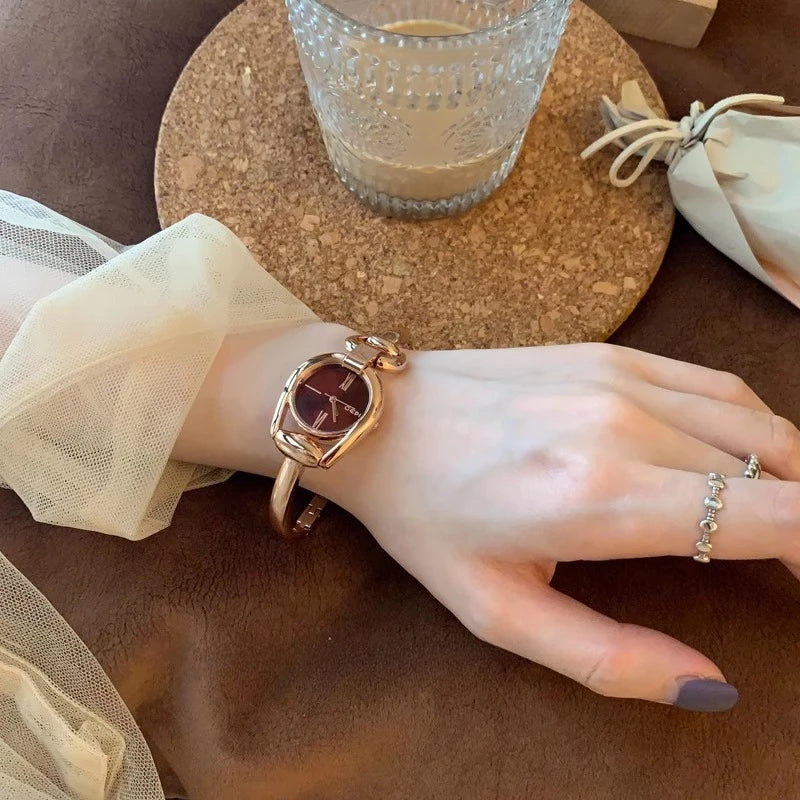 Montre bracelet vintage femme  argent  main  rouge