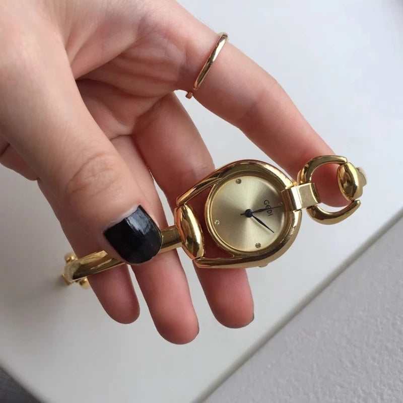 Montre bracelet vintage femme doigts 