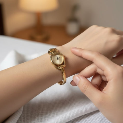 Montre bracelet vintage femme mains 